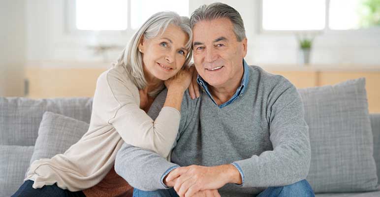 Couple satisfait de l'utilisation du Vacuum