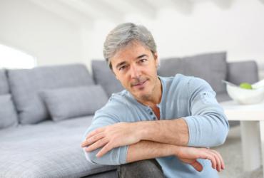 Homme ayant besoin de rééducation pénienne après opération prostate